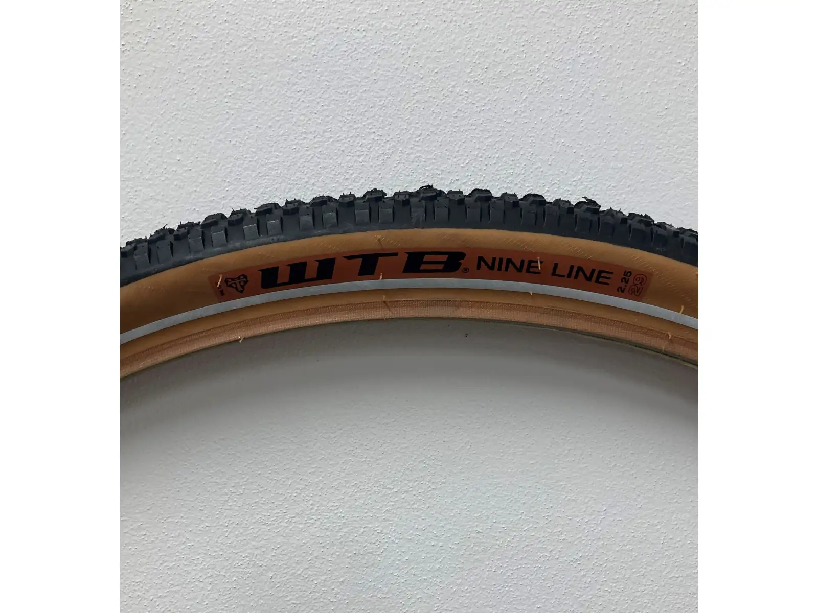 WTB Nine Line 29x2,25" MTB plášť drôt čierna/hnedá - Z BICYKLA