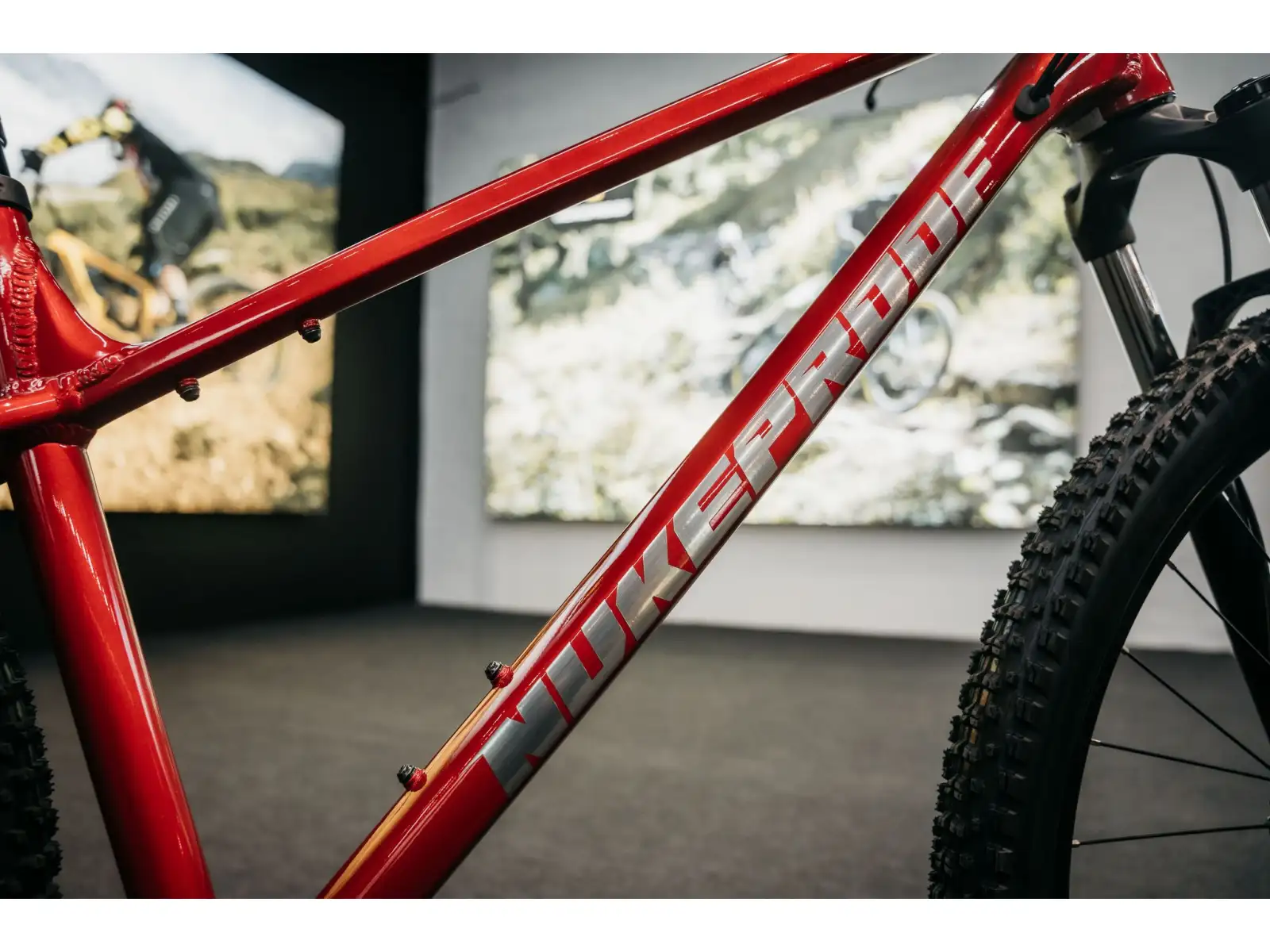 Nukeproof Tracker Comp 275 Cues 1x10 horský bicykel Red/Chrome
