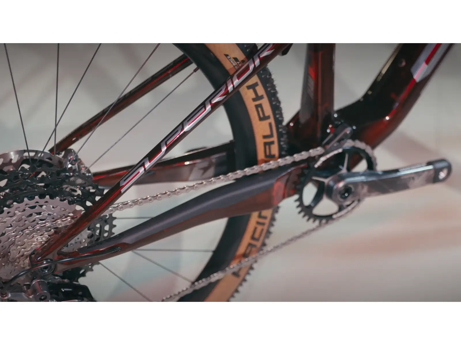 Superior Team XF 29 Issue R celoodpružený horský bicykel Gloss Red Carbon/Chrome