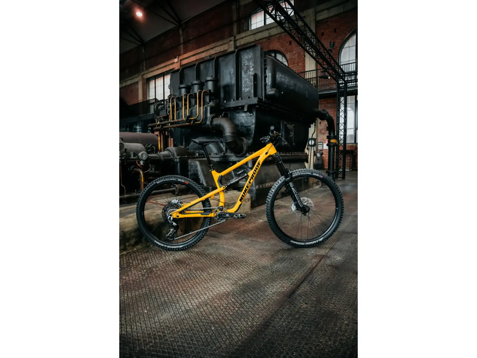 Nukeproof Mega 297 Pro Alloy Eagle 90 celoodpružený bicykel Yellow