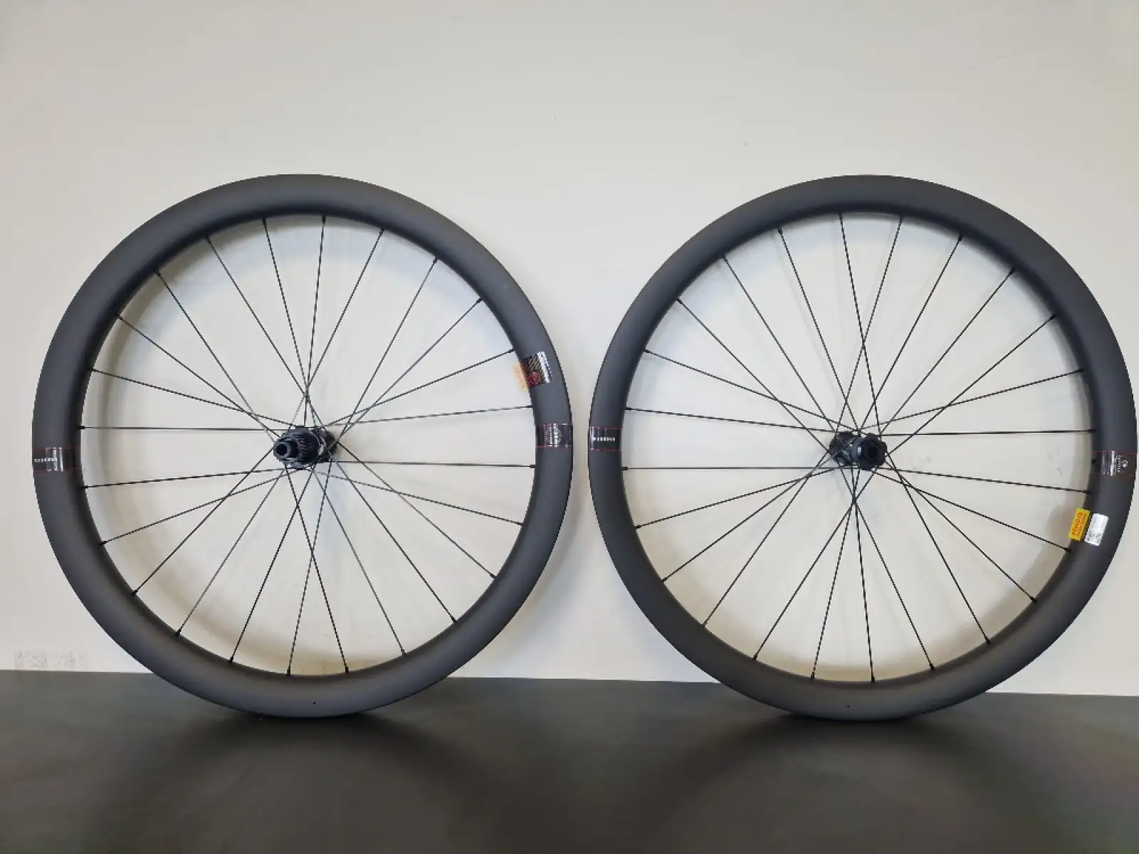 Reserve 40/44 GR 700c DT 350 CL karbónové gravel zapletené kolesá orech Microspline - Z kolesa demontované