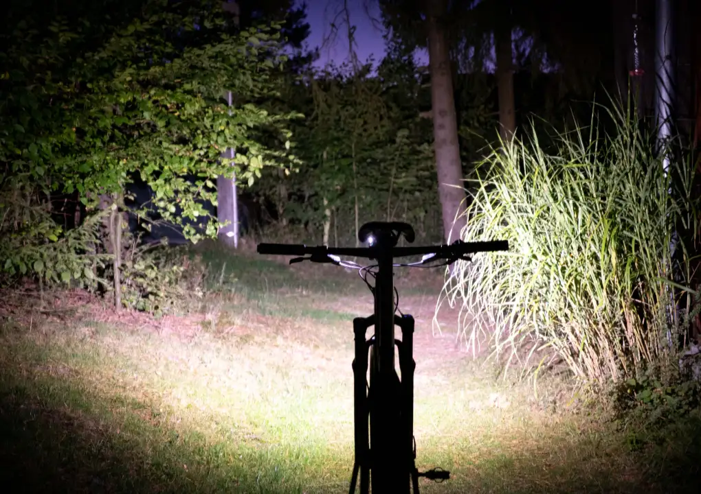 Přední světlo Ravemen FR500: nutnost nebo rozmazlenost?