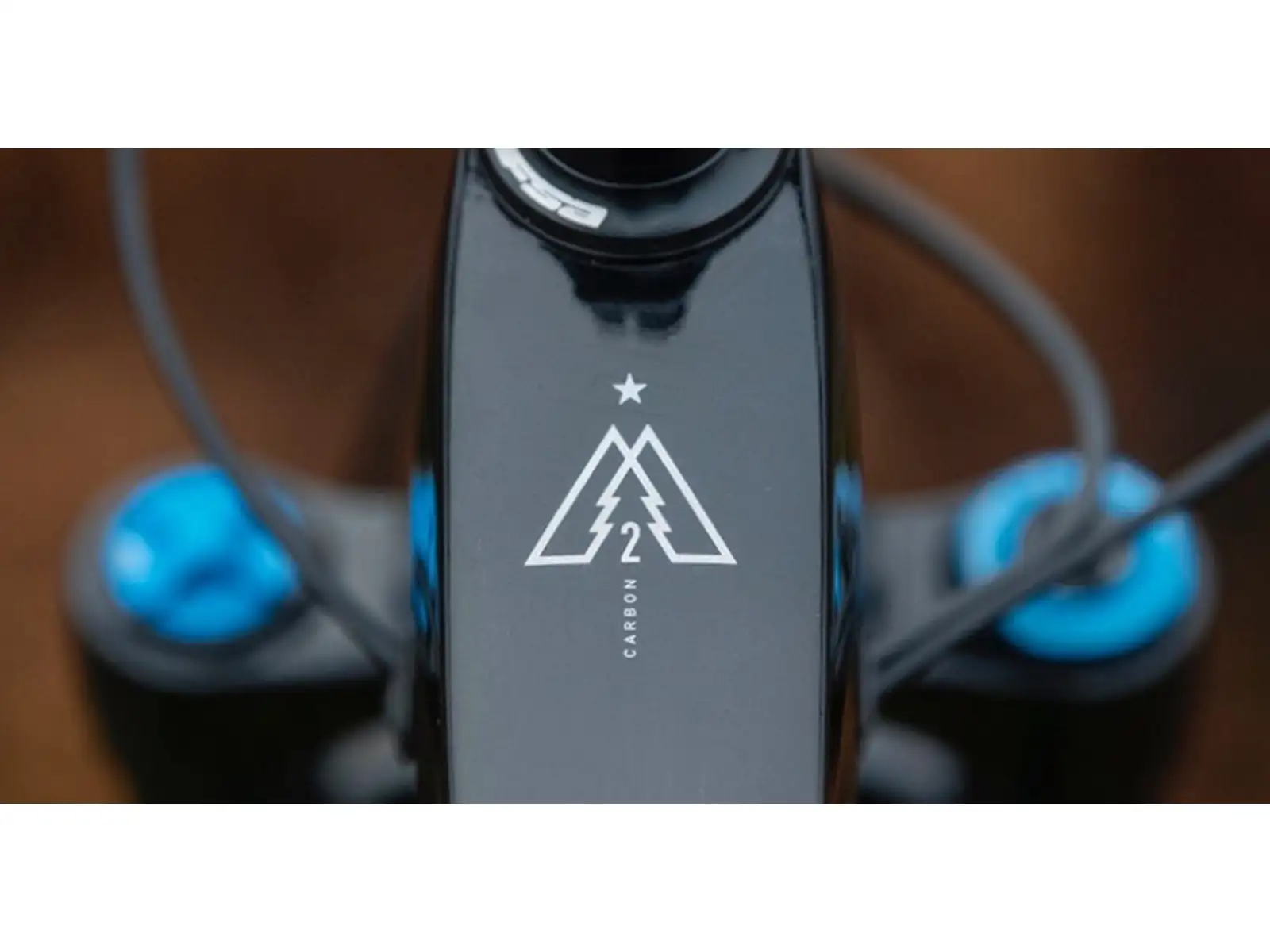 Horský bicykel Marin Alpine Trail Carbon 2 lesklá čierna/strieborná