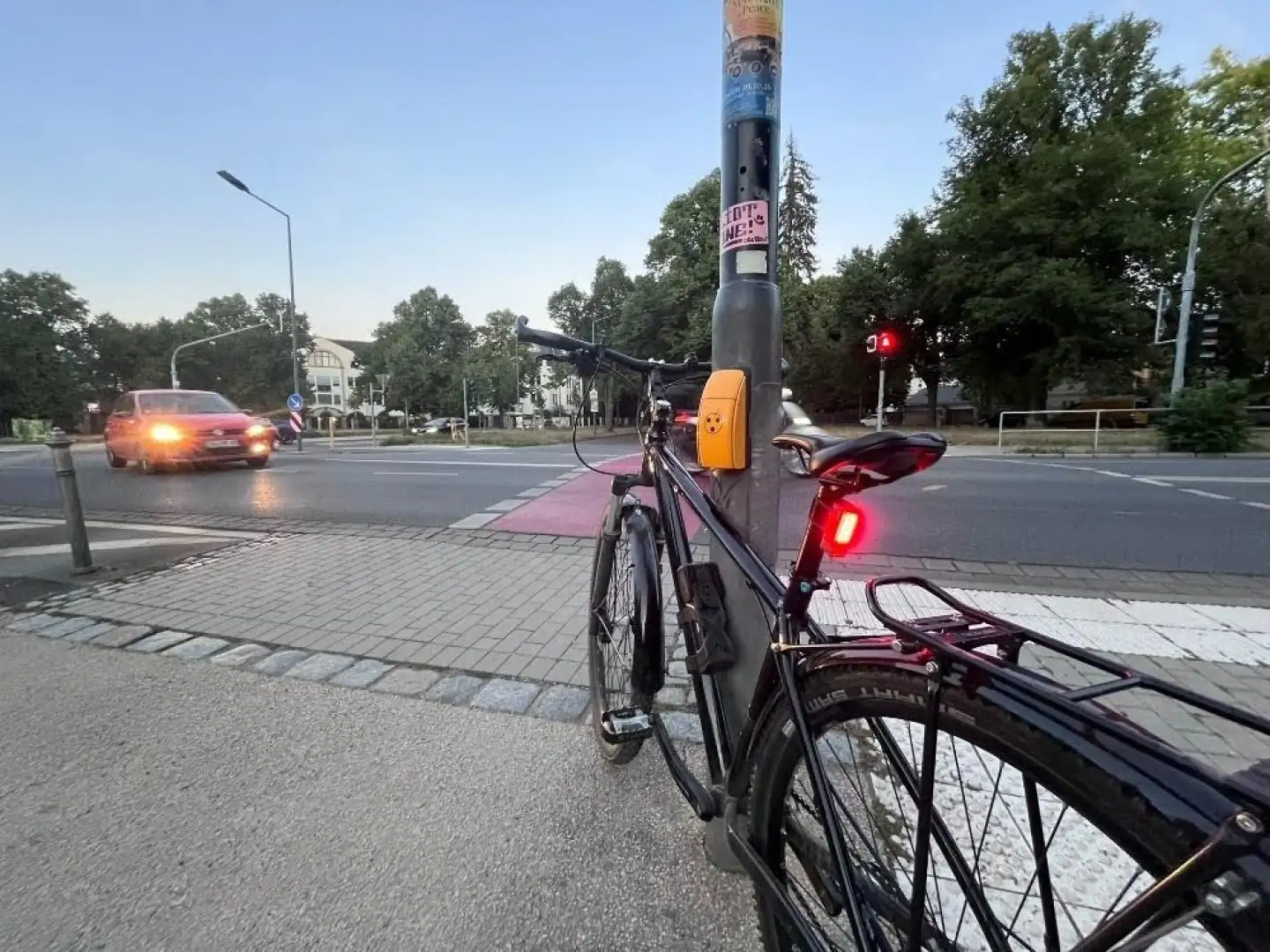Svetlo na bicykel bez dynama: Používateľská recenzia zadného akumulátorového svetla Lezyne Strip+ StVZO