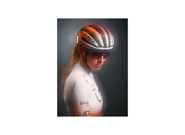 MET Trenta 3K Carbon cestná prilba UAE Team ADQ Limited Edition