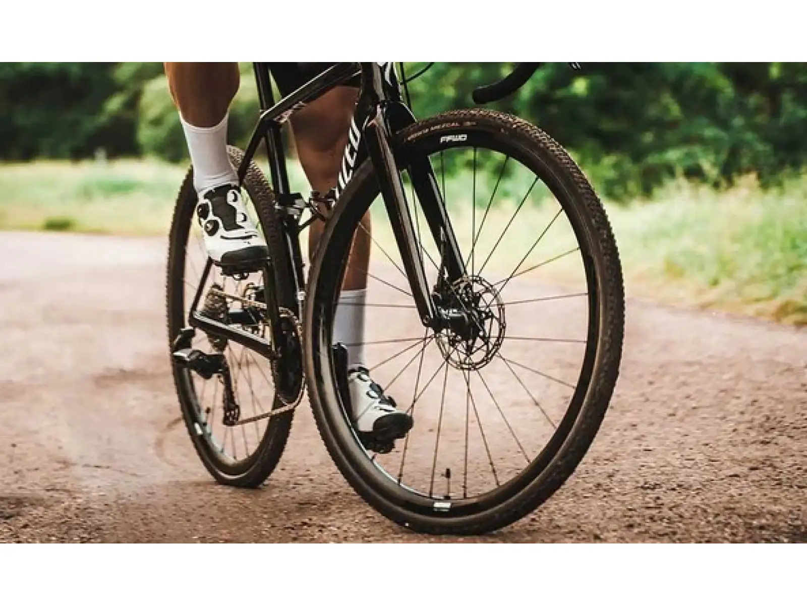 FFWD Outride spletené gravel kolesá, náboje DT Swiss 350 Matt Black.