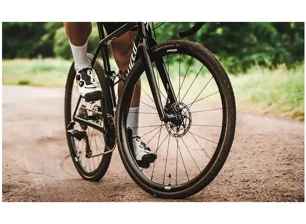 FFWD Outride spletené gravel kolesá, náboje DT Swiss 350 Matt Black.