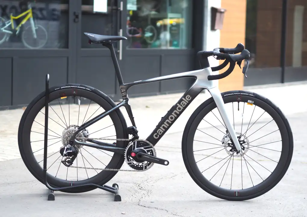 Unikátna prestavba Cannondale Synapse pre cestný bikepacking