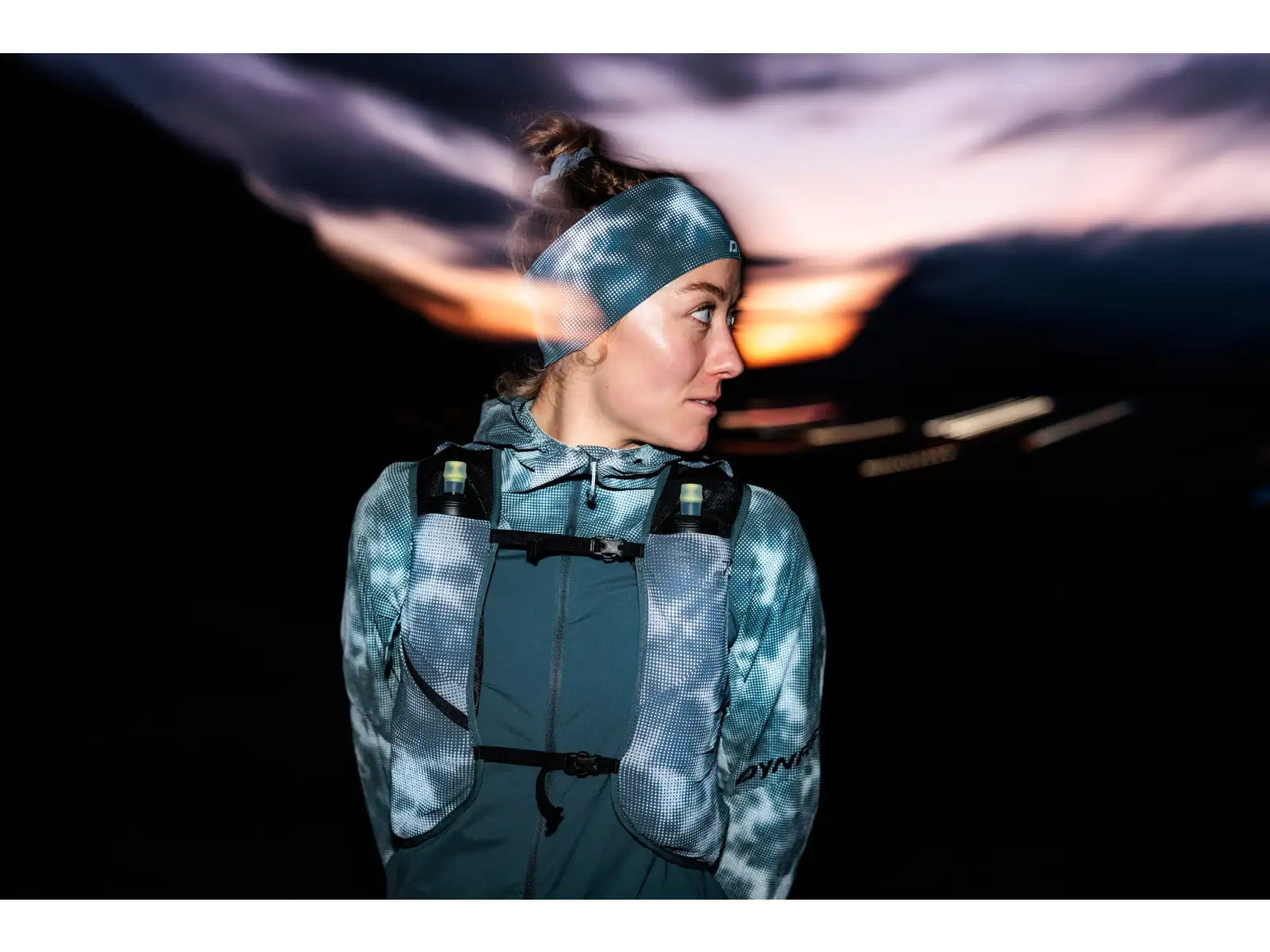 Dynafit Trail 6 Reflective bežecká vesta Cinder/Smoke Blue