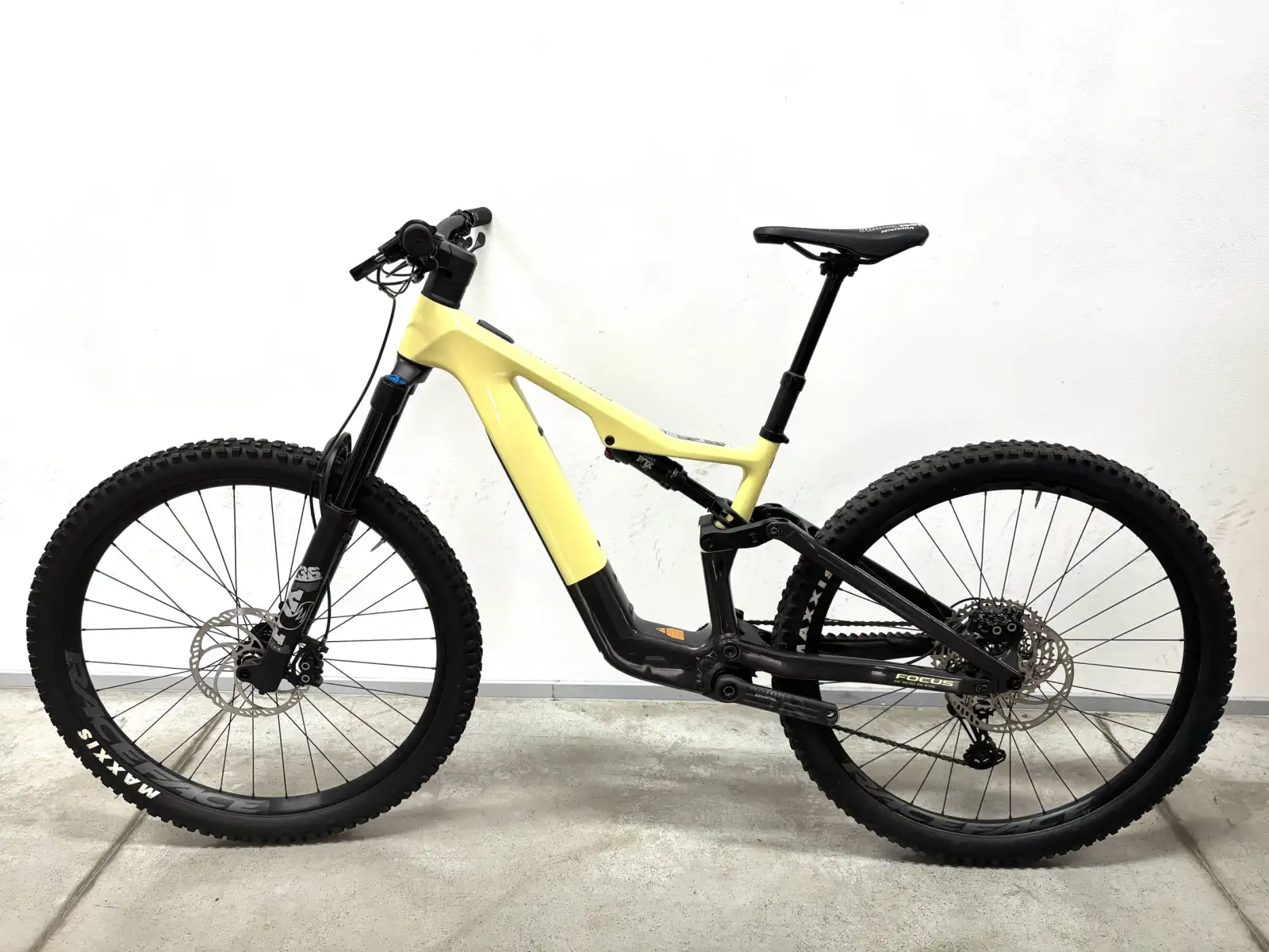 Focus Jam2 SL 8.8 DI 430Wh horský elektrobicykel Limeyellow/Carbon TEST