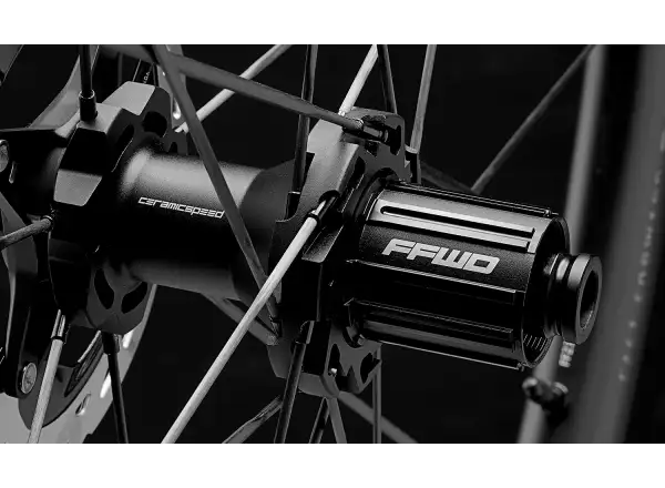 FFWD RAW CS 33 cestné výpletové kolesá Matt Black