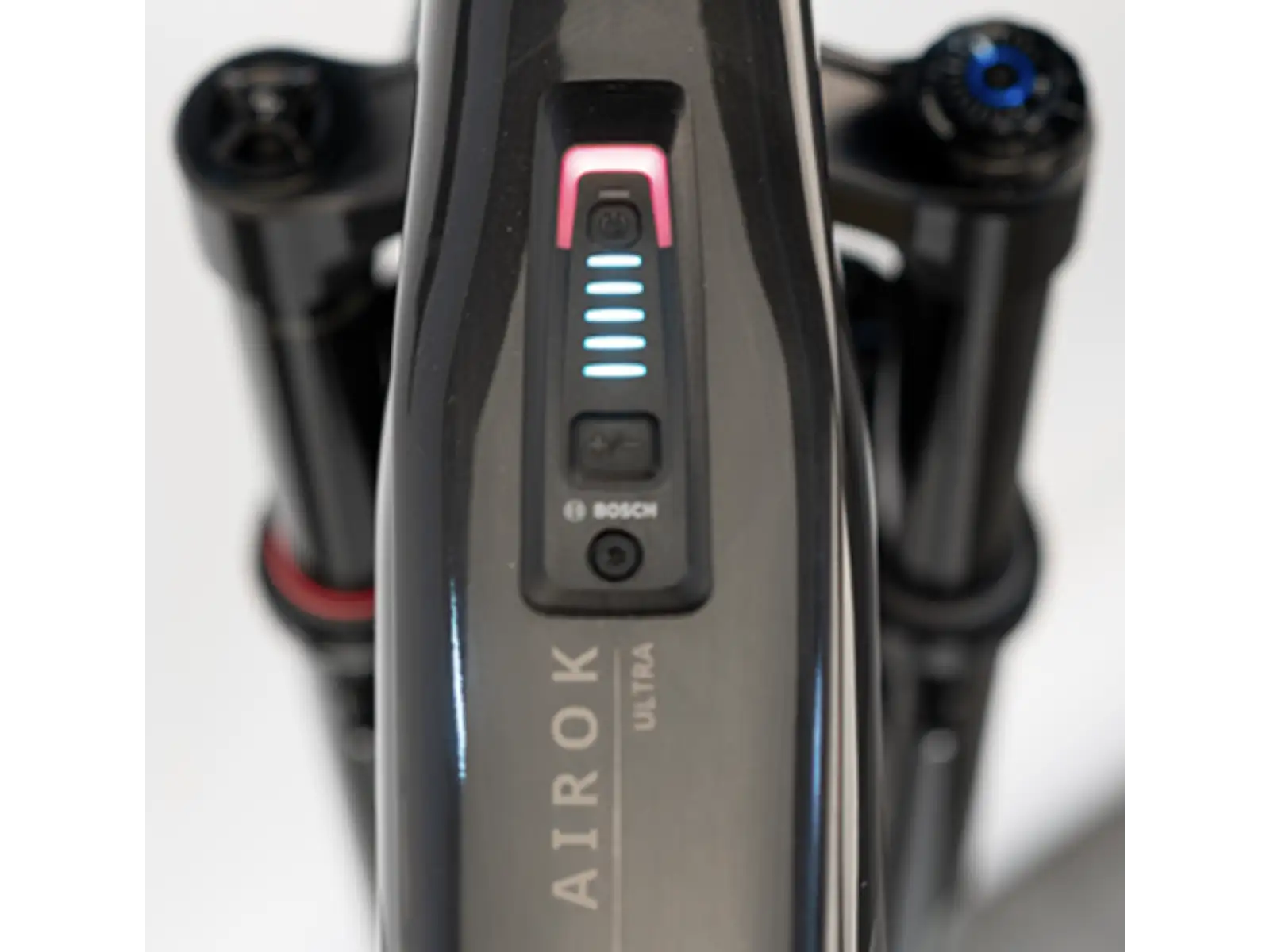 Raymon Airok Ultra celoodpružený elektrobicykel Carbon Stealth/Iridescant