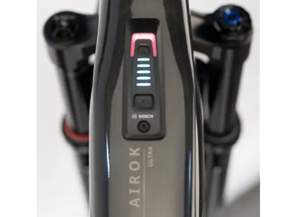 Raymon Airok Ultra celoodpružený elektrobicykel Carbon Stealth/Iridescant