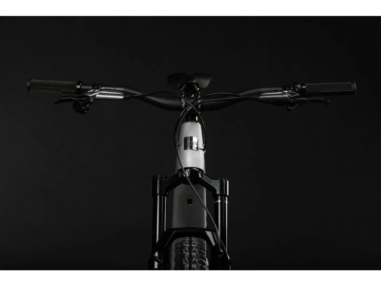 Santa Cruz Heckler SL 1 GX AXS CH celoodpružený elektrobicykel Matte Silver