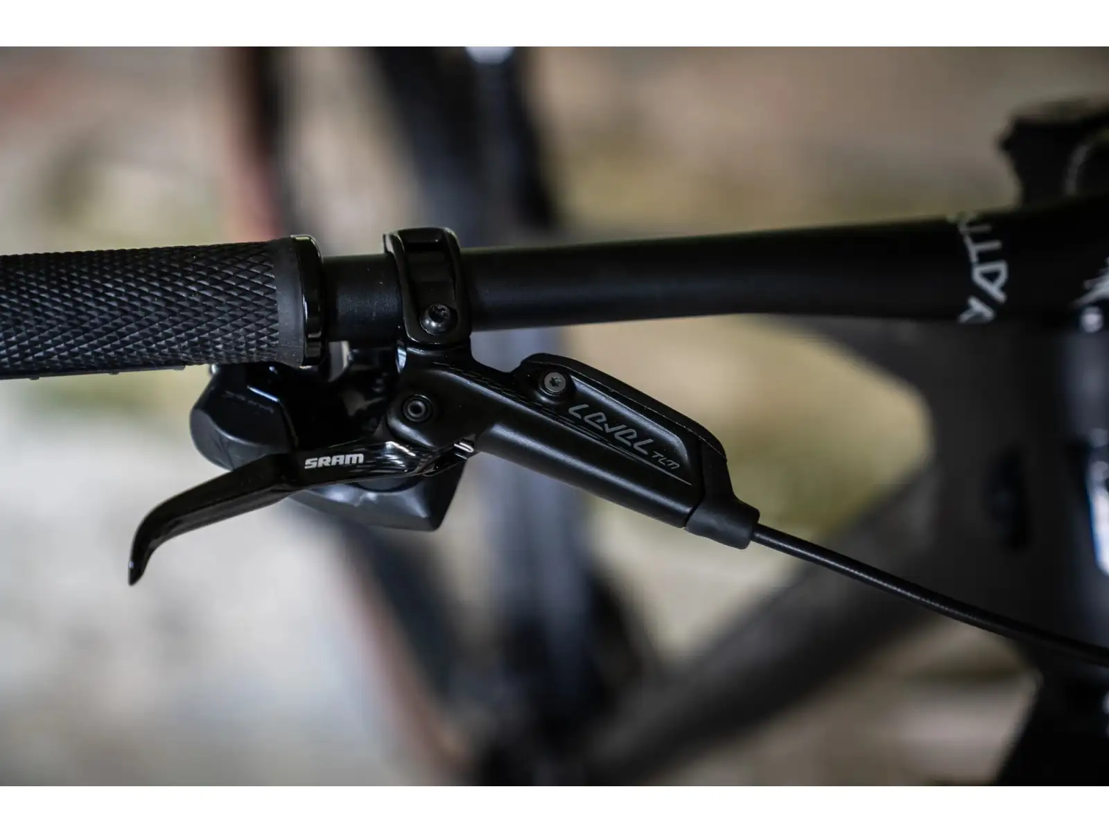 Rock Machine Blizz CRB 90-29 AXS horský bicykel Stealth Black