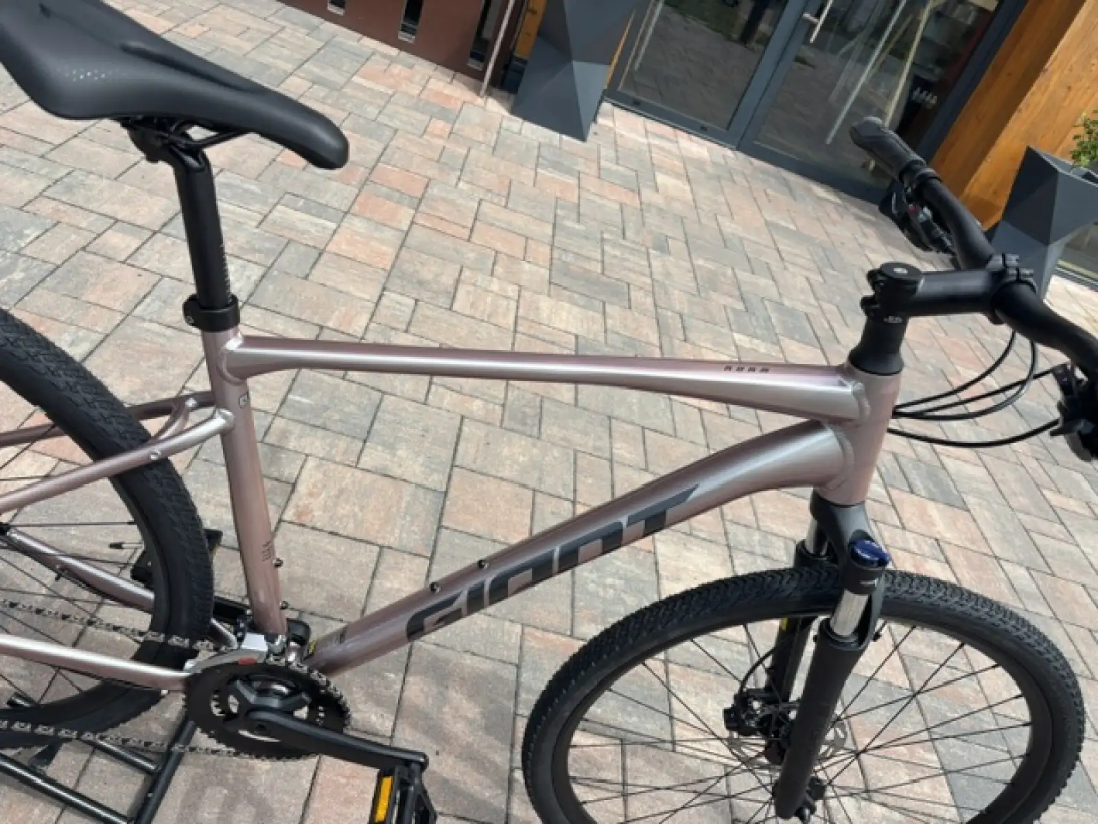 Giant Roam 3 trekingový bicykel Shell White VZORKA