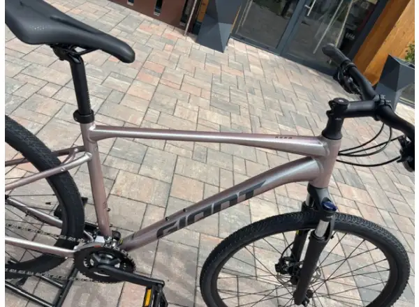 Giant Roam 3 trekingový bicykel Shell White VZORKA