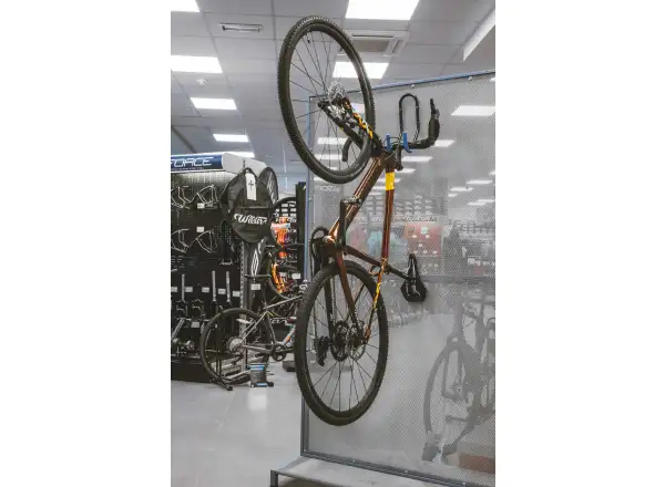 Force držiak bicykla na stenu za riadidlá Fe čierna