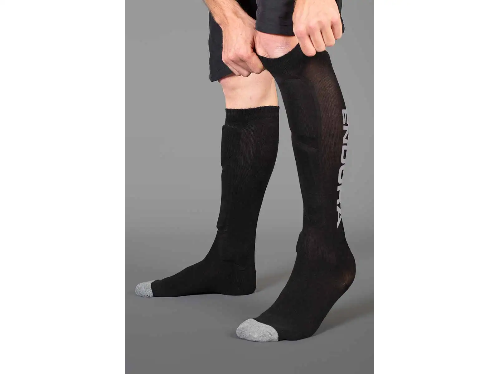 Ponožky Endura SingleTrack Shin Guard (čierna)