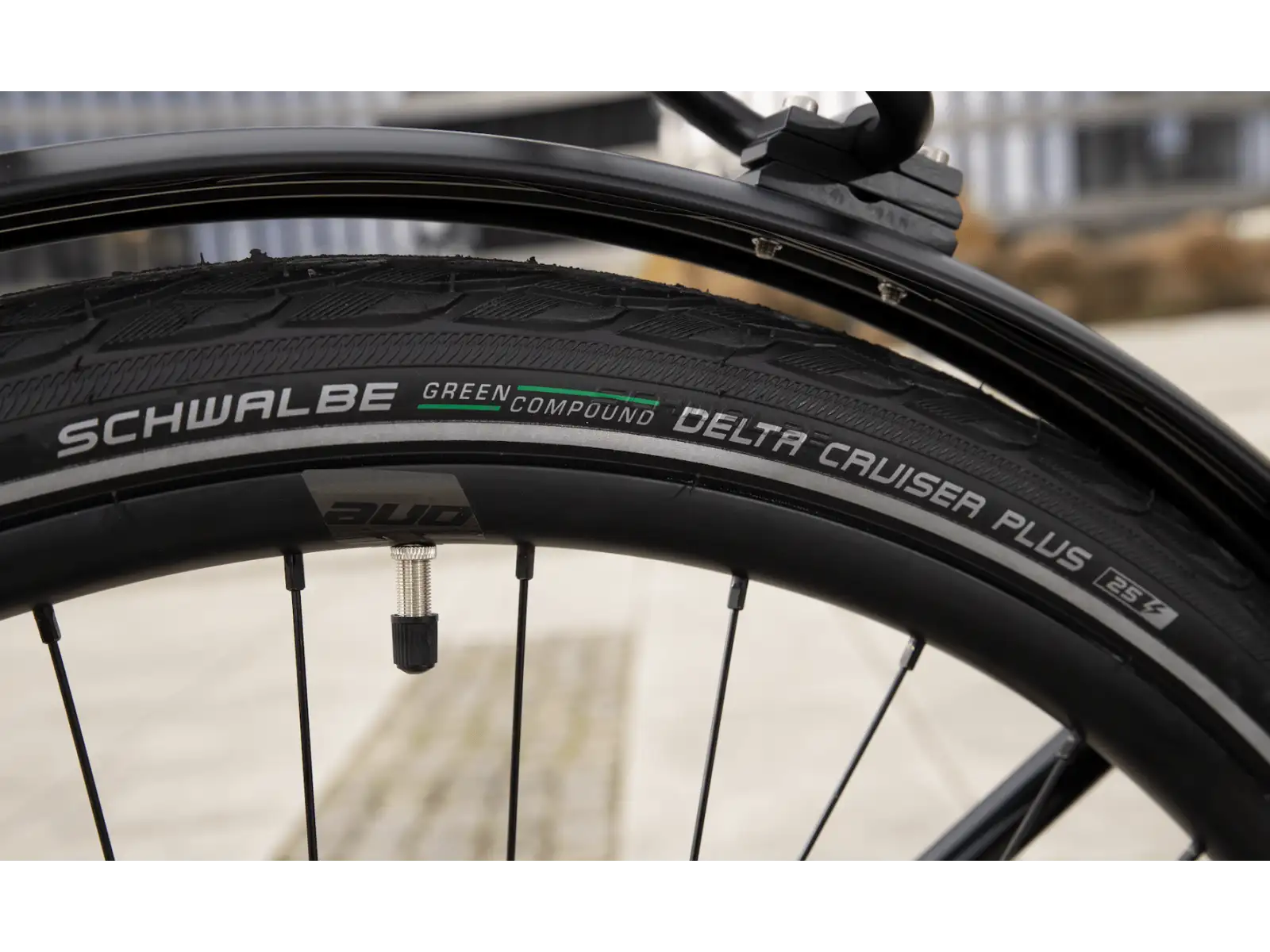 Superior Blox 6.7 T mestský bicykel Gloss Metallic Black