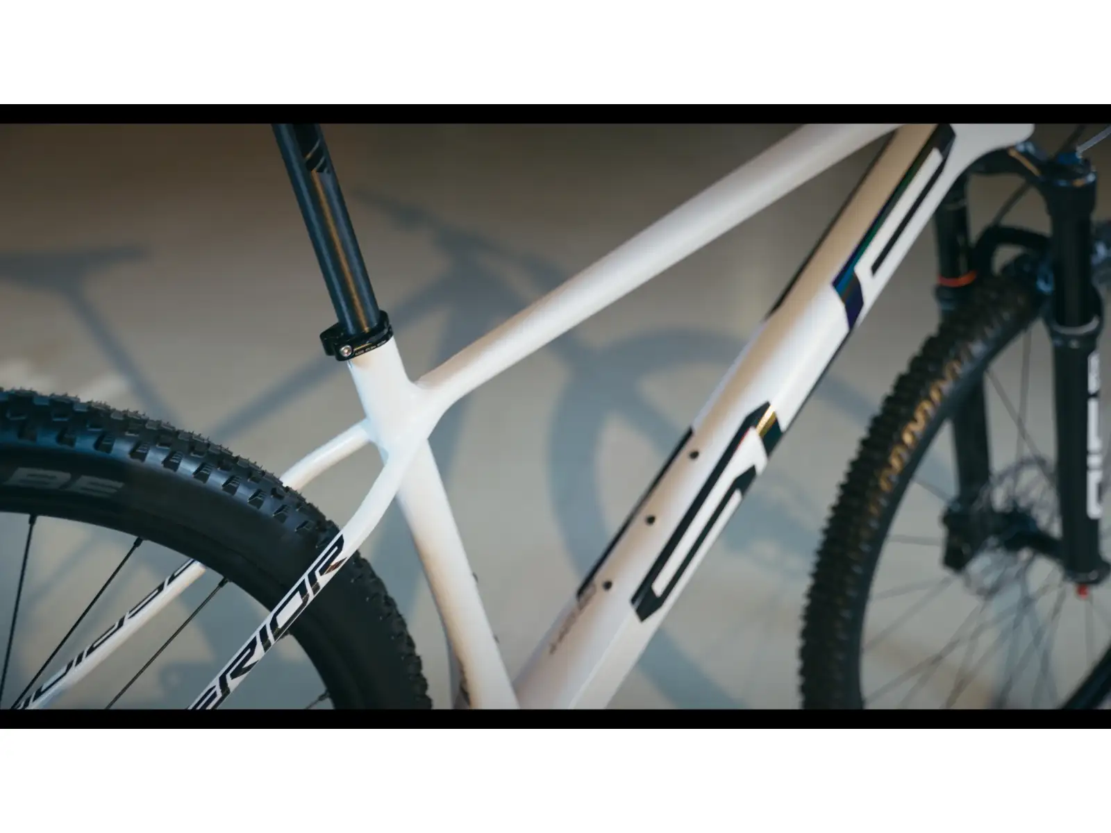 Horský bicykel Superior XP 969 Gloss White Metallic/Hologram Black