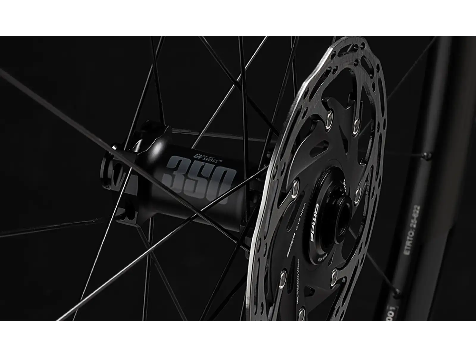 FFWD Outride spletené gravel kolesá, náboje DT Swiss 350 Matt Black.