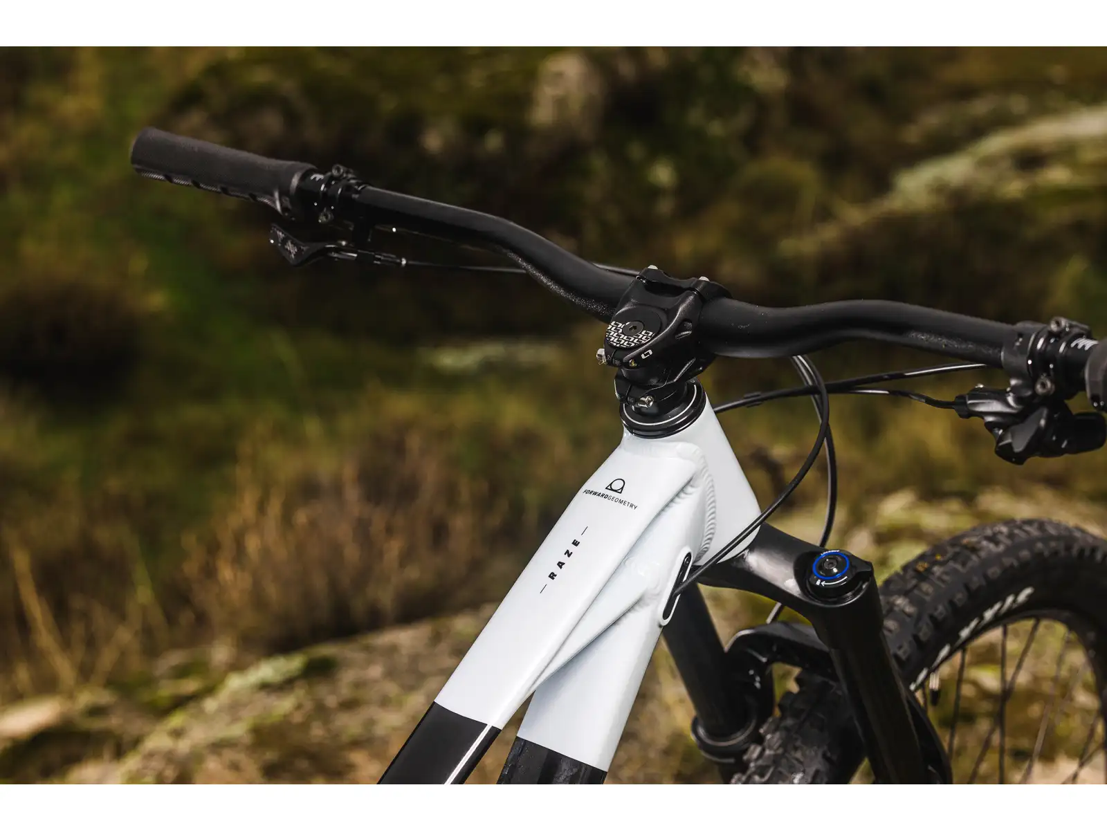 Mondraker Raze celoodpružený bicykel black/dirty white