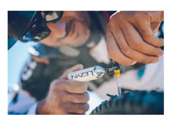 Lezyne Tubeless CO2 súprava na opravu bezdušových plášťov s bombičkou Blaster Black
