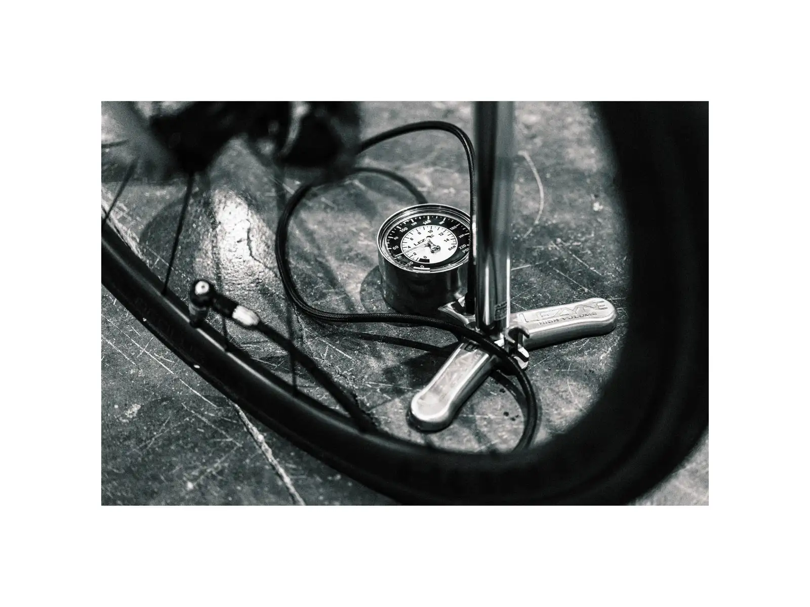 Lezyne CNC Floor Drive 3.5 pumpa Silver Gloss