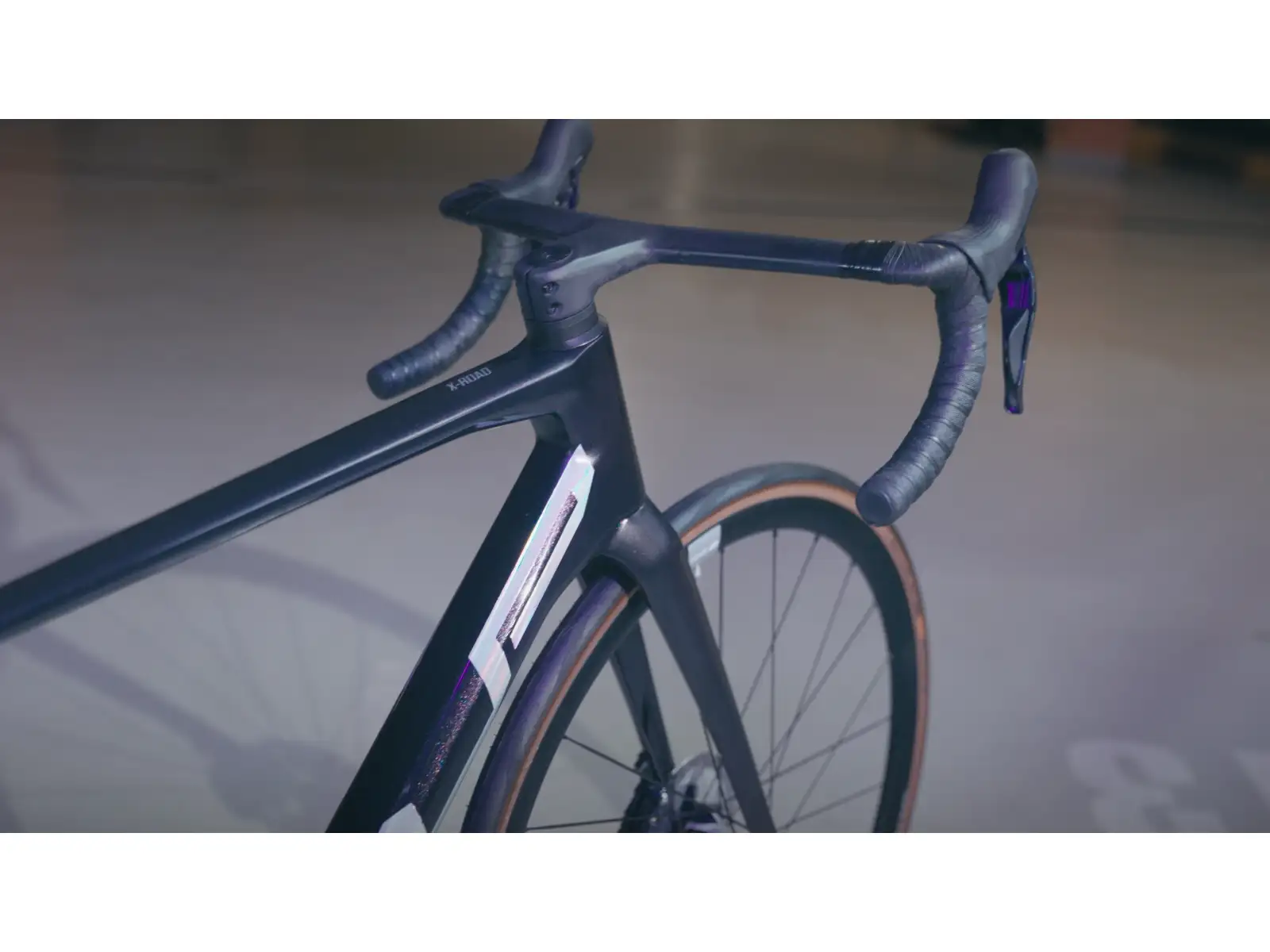 Superior X-Road Team Issue Gloss Black Rainbow/Hologram Chrome cestný/šotolinový bicykel