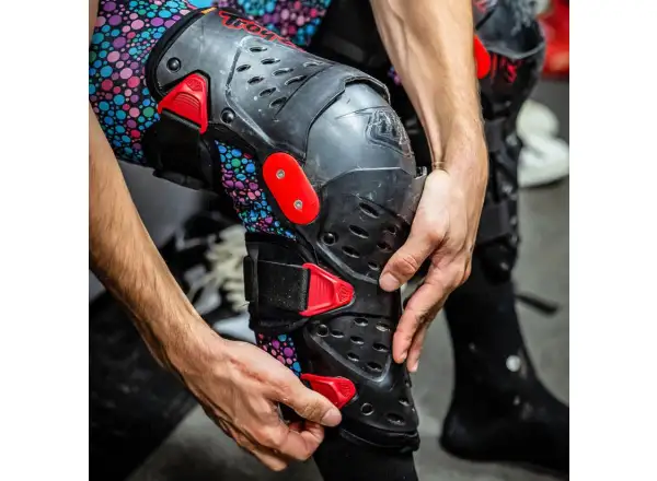 Troy Lee Designs Triad chrániče kolien čierne