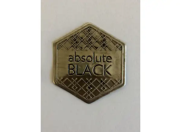 Absolute Black nálepka 4,2 x 3 cm