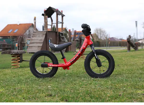 Max1 Maxík Evo Lite odrážadlo červená/čierna