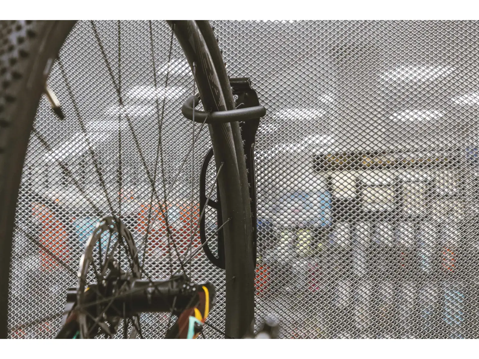 Force držiak bicykla na stenu za predné koleso
