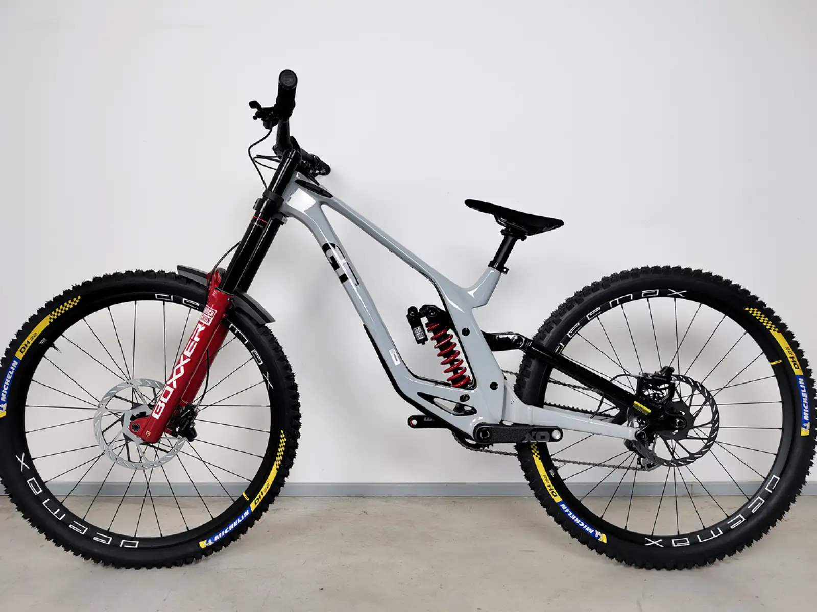 Veľkosť zjazdového bicykla GT Fury Custom. M