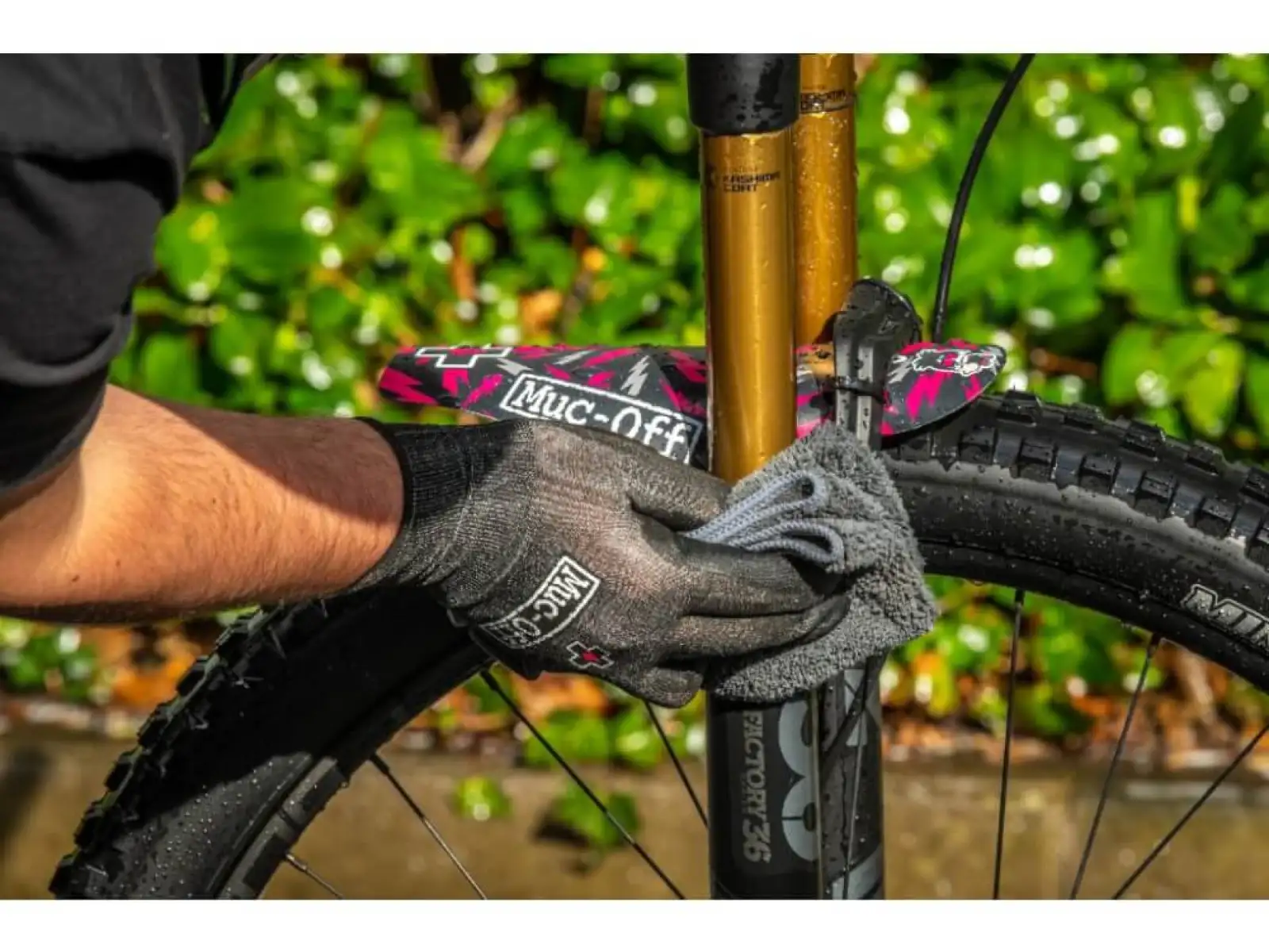 Muc-Off Microfibre Polishing Cloth utierka 24x24 cm sivá