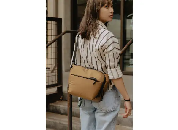 Peak Design Everyday Sling 6 l batoh Coyote