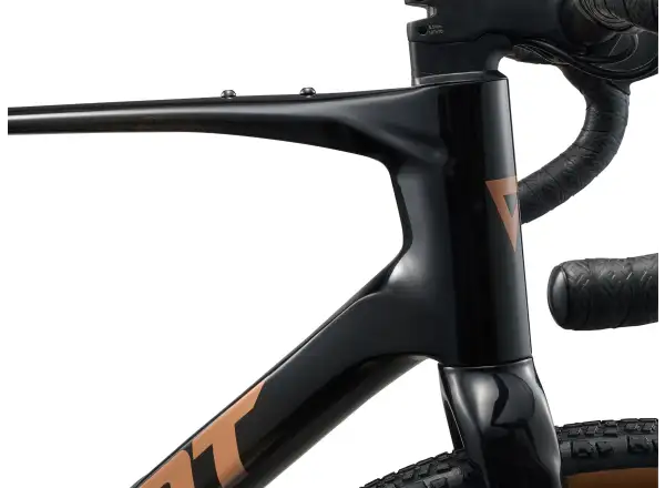 Giant Revolt Advanced 2 gravel bicykel Carbon Smoke
