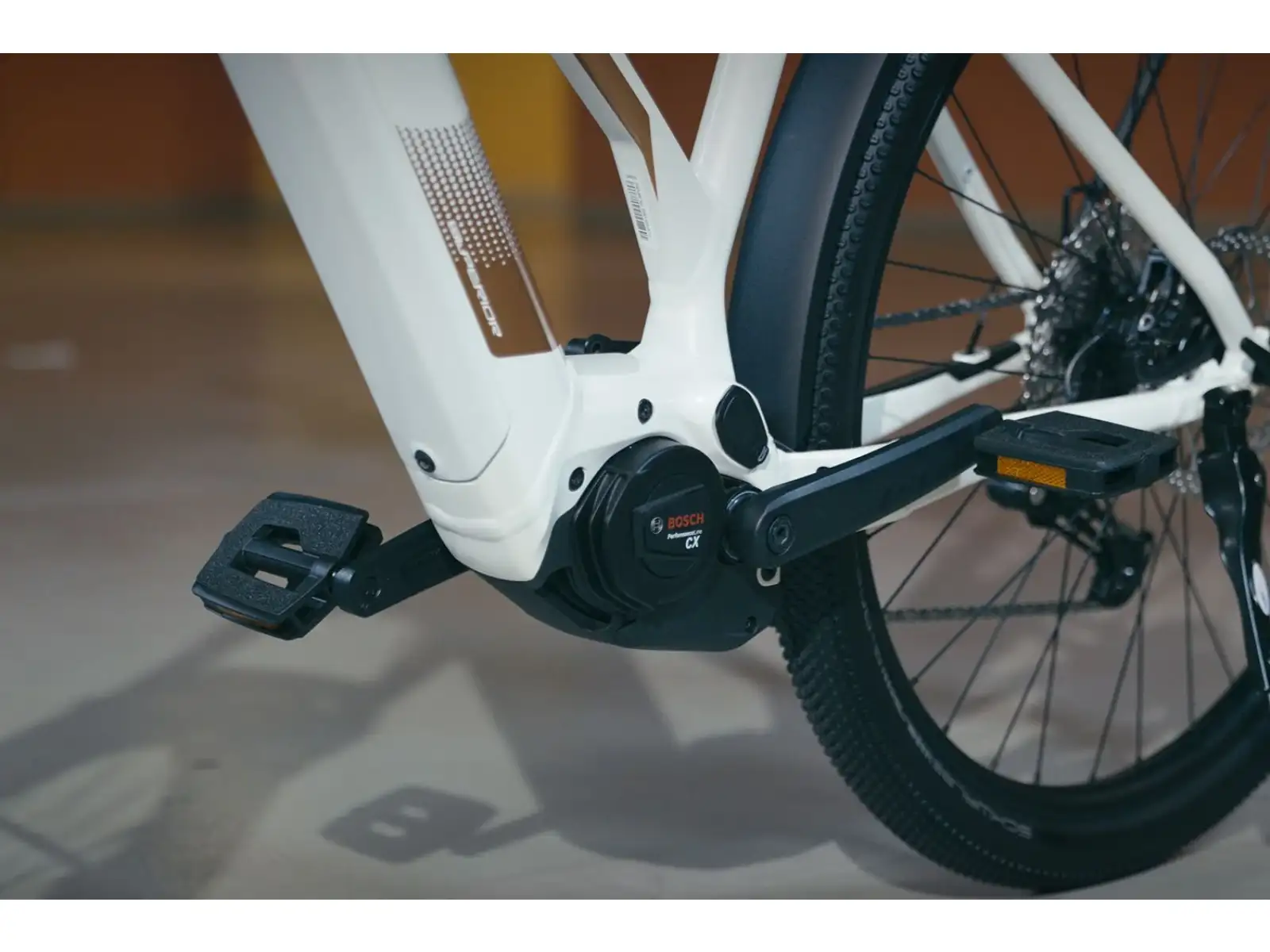 Trekingový elektrobicykel Superior eXR 6090 BL Touring II lesklý biely/medený