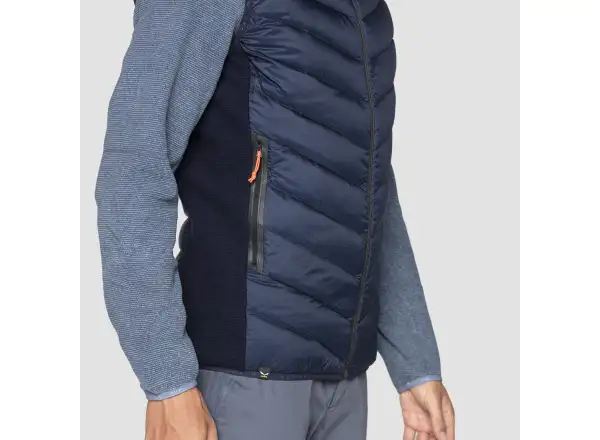 Salewa Fanes Sarner RDS Hybrid pánska vesta v modrej farbe Navy Blazer.