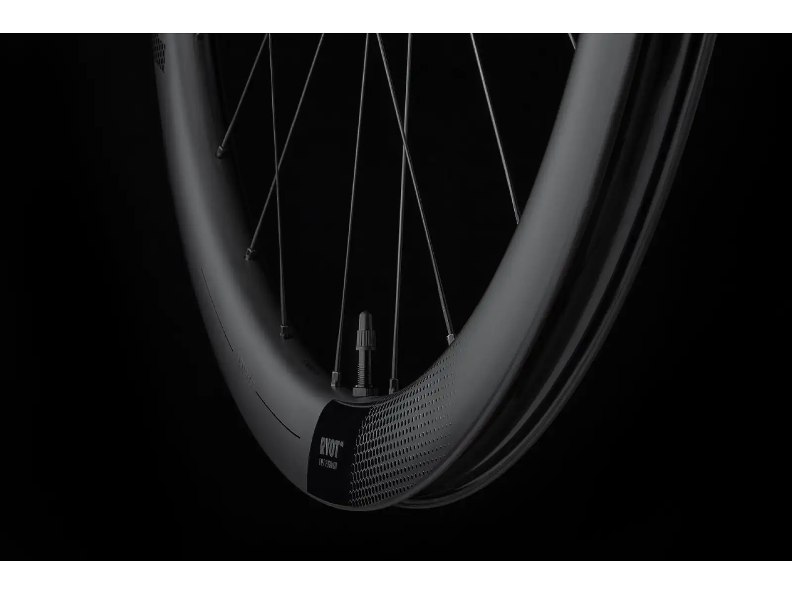 FFWD RYOT55 DT240 2:1 EXP cestné vypletené kolesá plášťové MattBlack Sram XDR orech