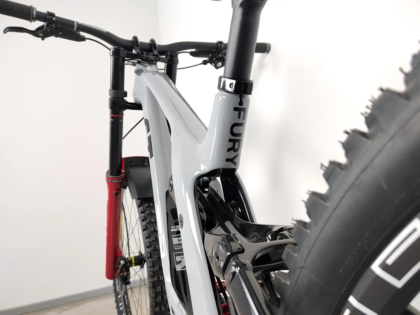 Veľkosť zjazdového bicykla GT Fury Custom. M