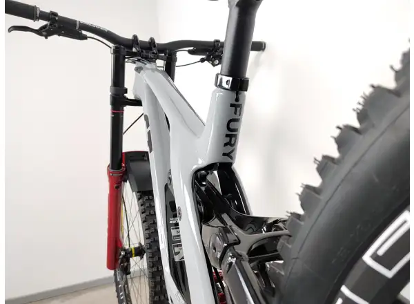 Veľkosť zjazdového bicykla GT Fury Custom. M