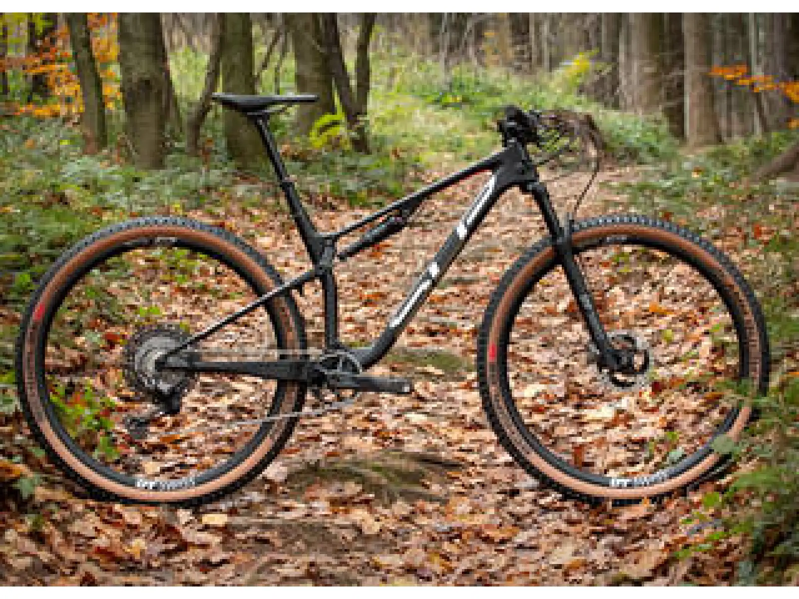 Superior Team XF 29 Issue R celoodpružený horský bicykel Matte Carbon/Chrome/Team Red