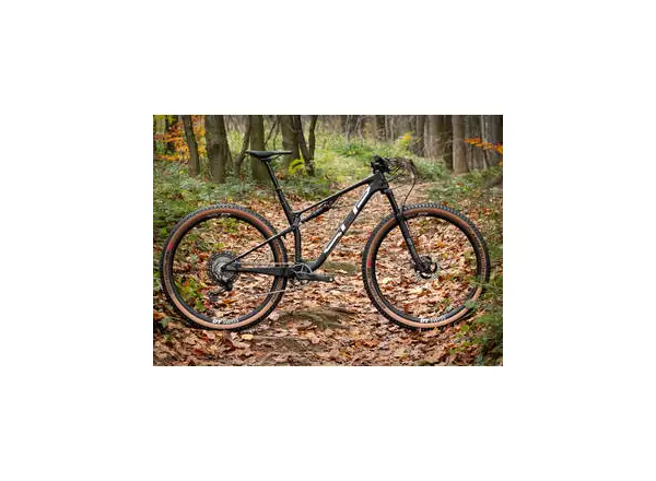 Superior Team XF 29 Issue R celoodpružený horský bicykel Matte Carbon/Chrome/Team Red