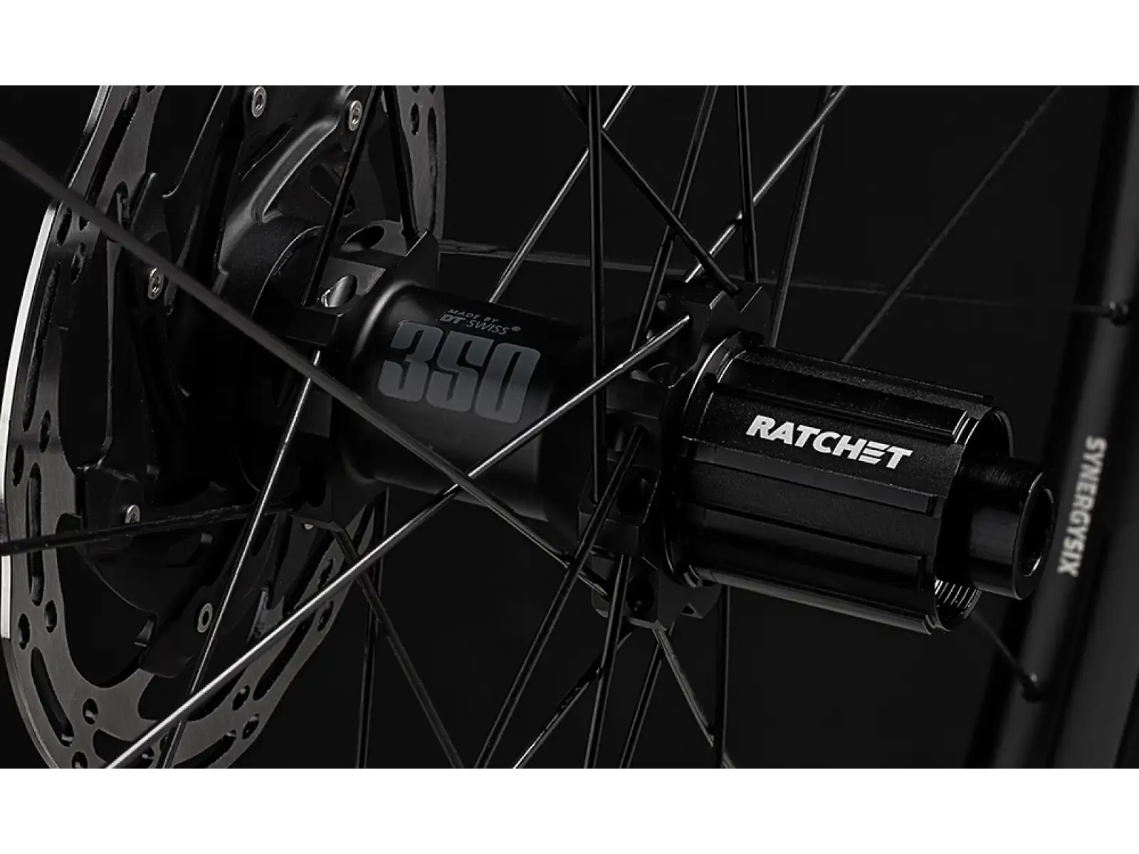 FFWD Outride spletené gravel kolesá, náboje DT Swiss 350 Matt Black.