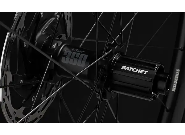 FFWD Outride spletené gravel kolesá, náboje DT Swiss 350 Matt Black.
