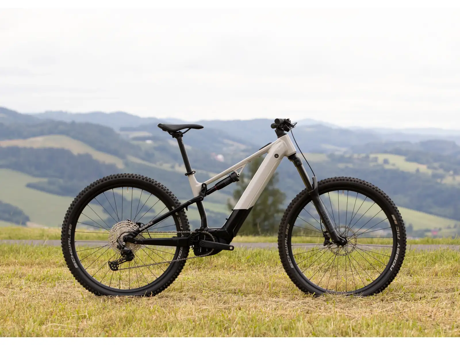 Celoodpružený elektrobicykel Superior eXF 8089 B Gloss Chrome/Matte Black
