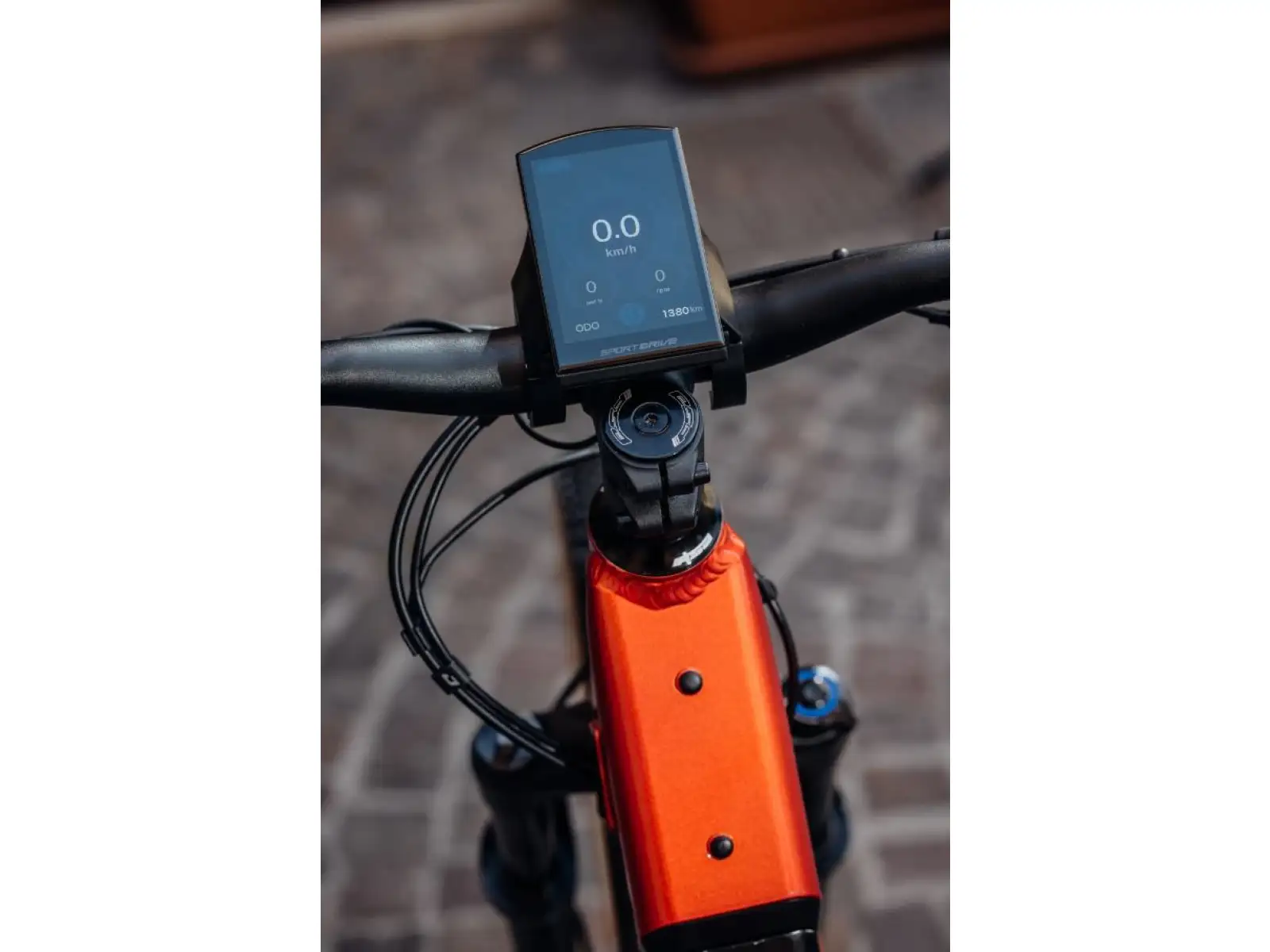 Rock Machine Storm e90-29 Metallic Orange/Silver turistický e-bike s nízkou jazdou