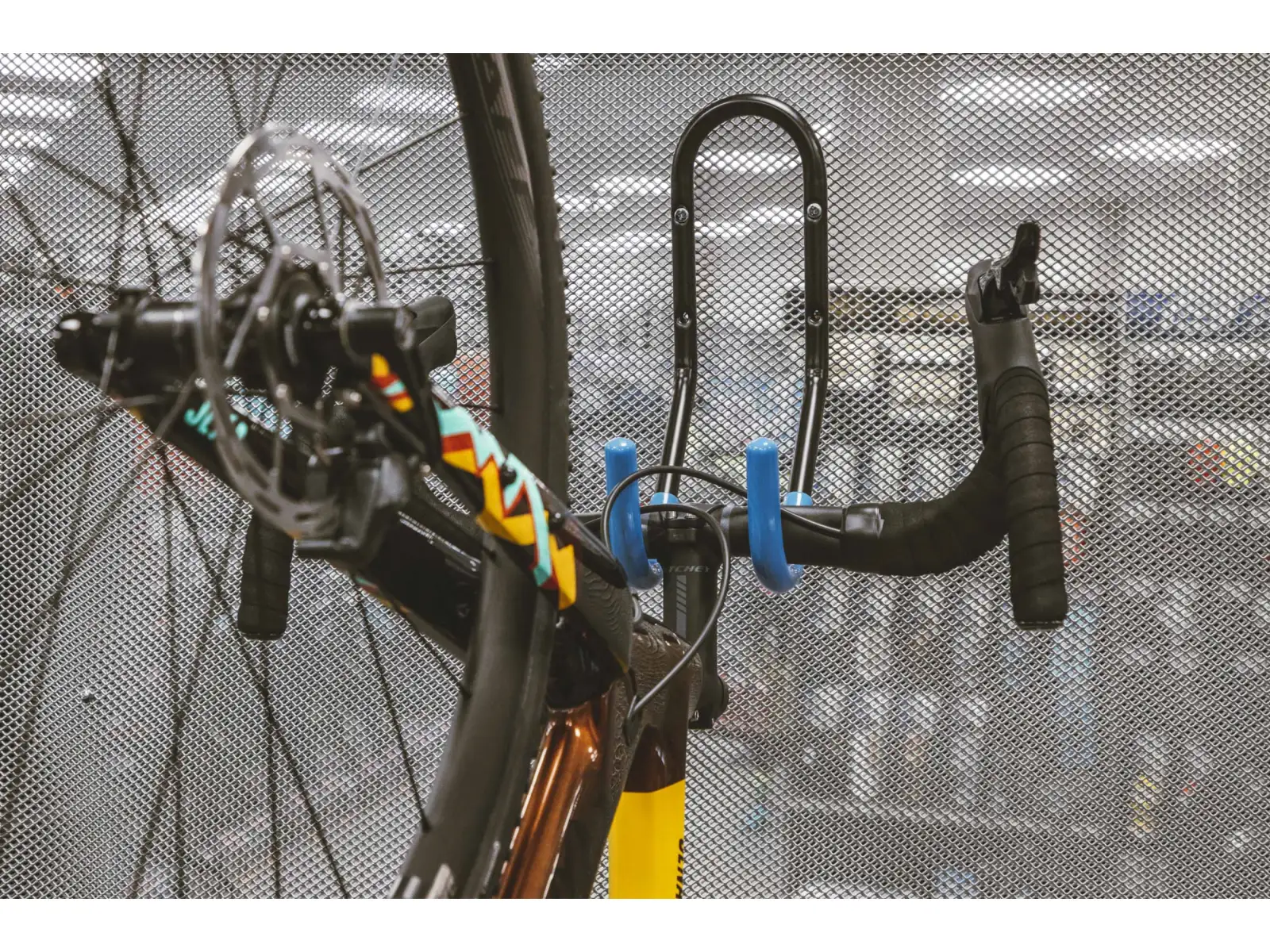 Force držiak bicykla na stenu za riadidlá Fe čierna